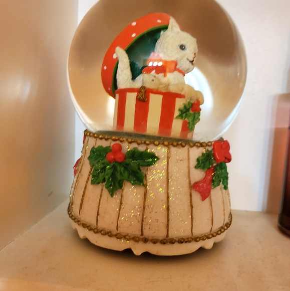 🥳 Host Pick 🥳 Vintage SF Music Box Christmas Kitten Snow Globe - Picture 3 of 5
